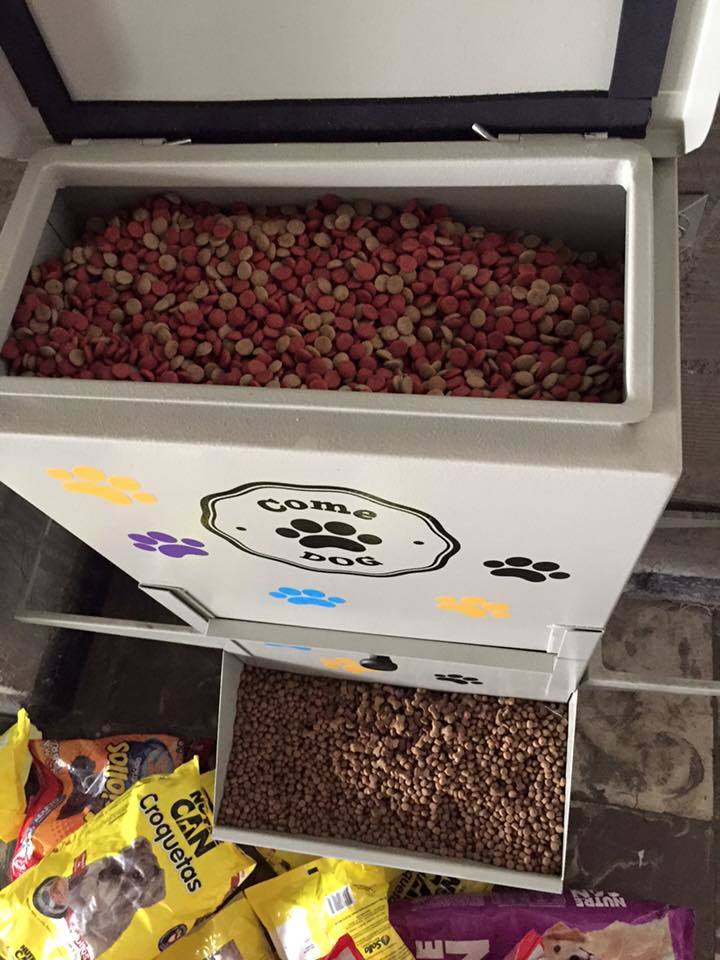 Nagy mennyiségű eledel fér a tartályba - önkéntesek is gyakran feltöltik 