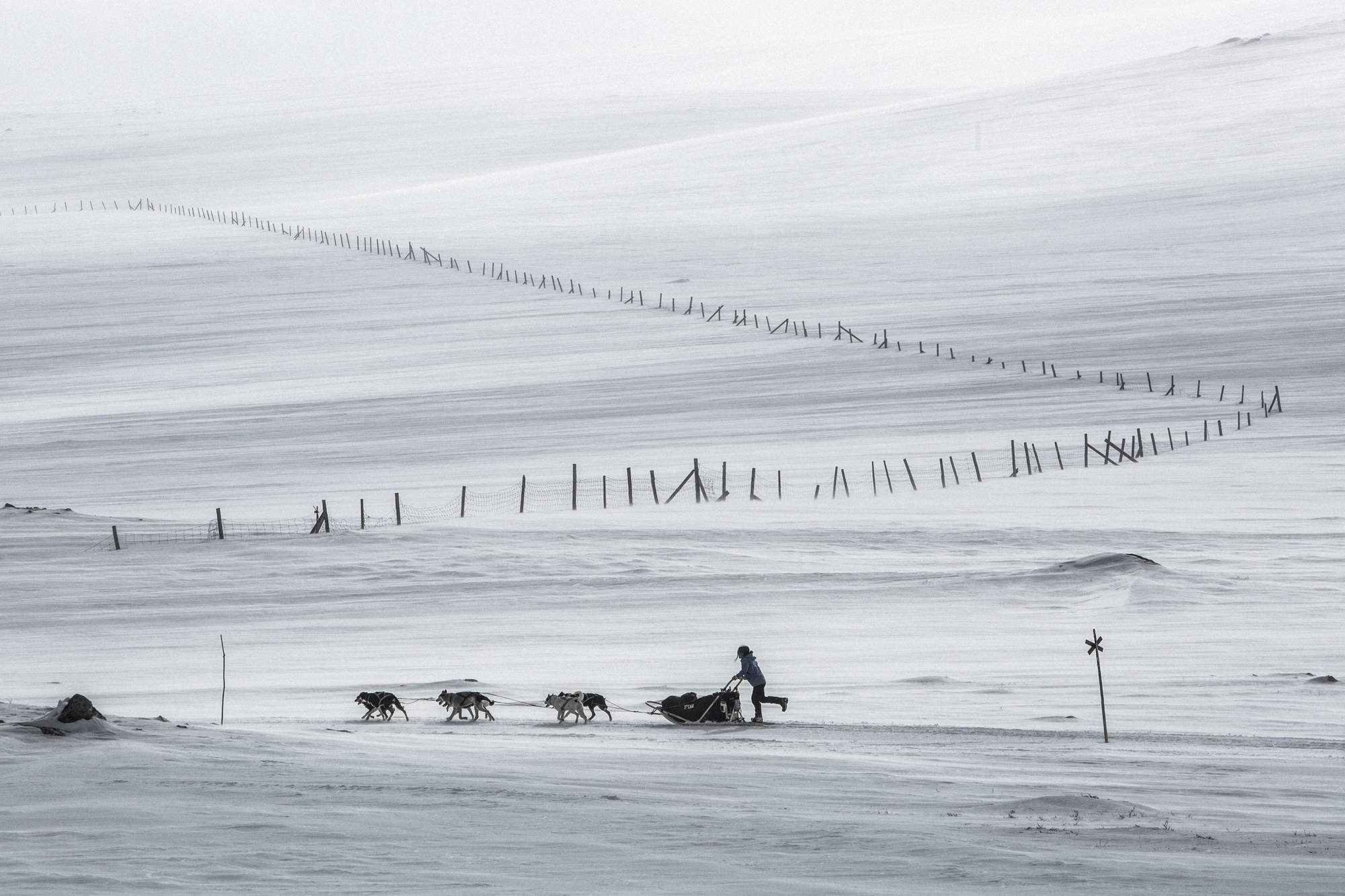 Kietlen tájakon vezet az út