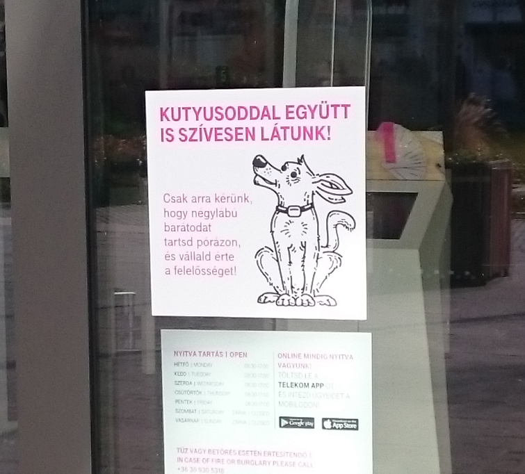 Kutyusoddal együtt is szívesen látnak, hirdeti a matrica a szombathelyi üzlet bejáratánál.