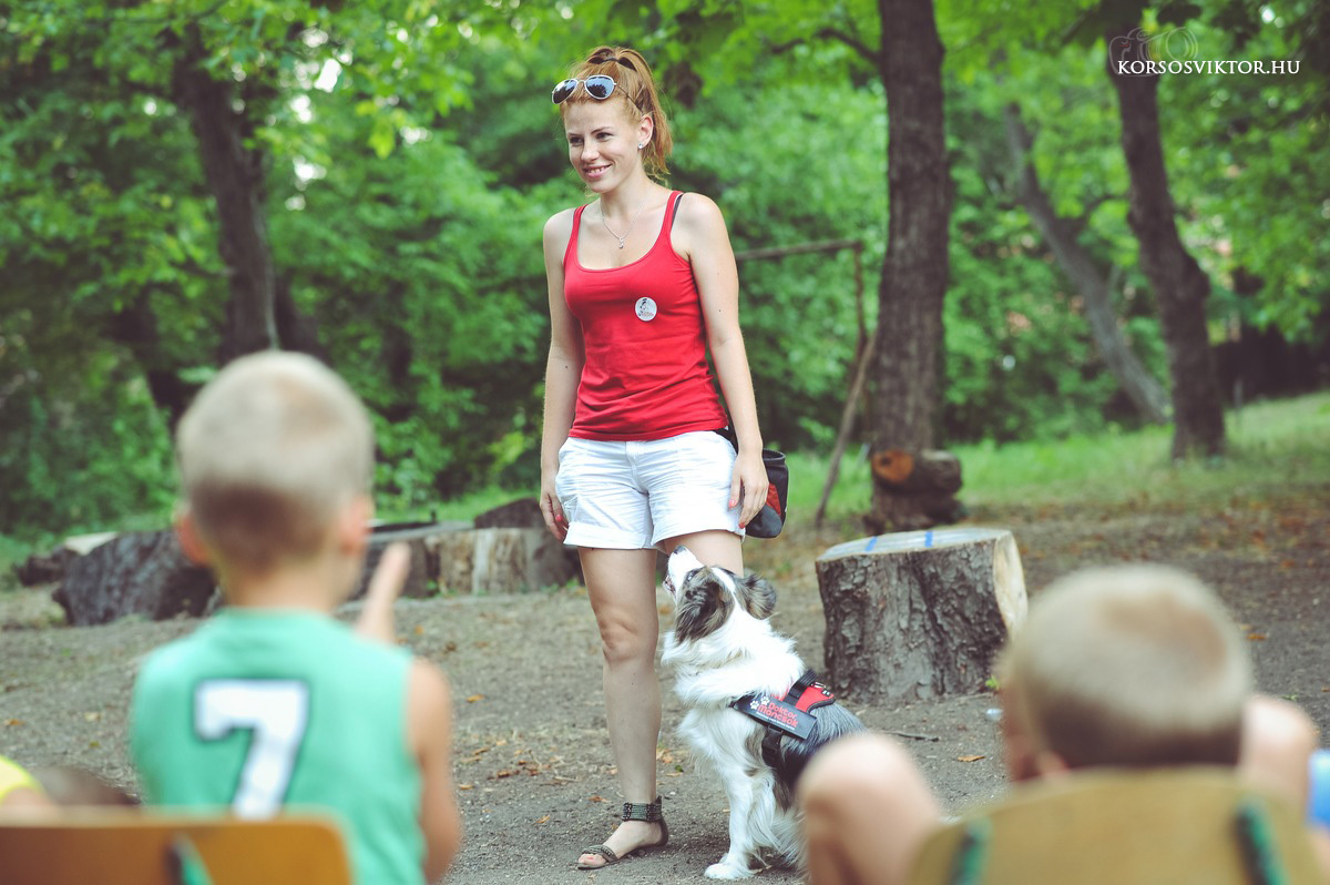 Kapalo Éva, segítőkutya-kiképző és Zoya feladat közben