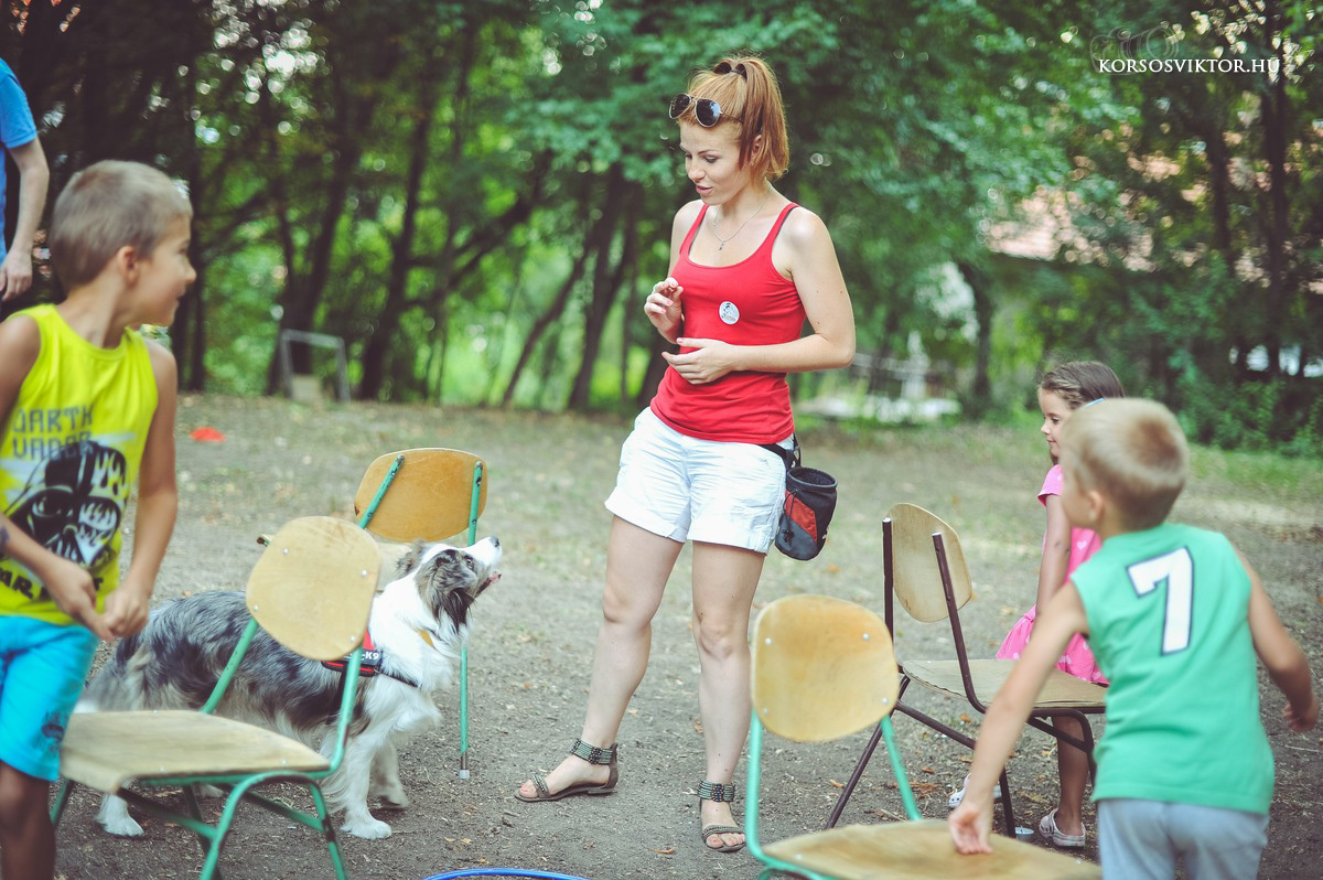 Éva és Zoya a gyerekekkel