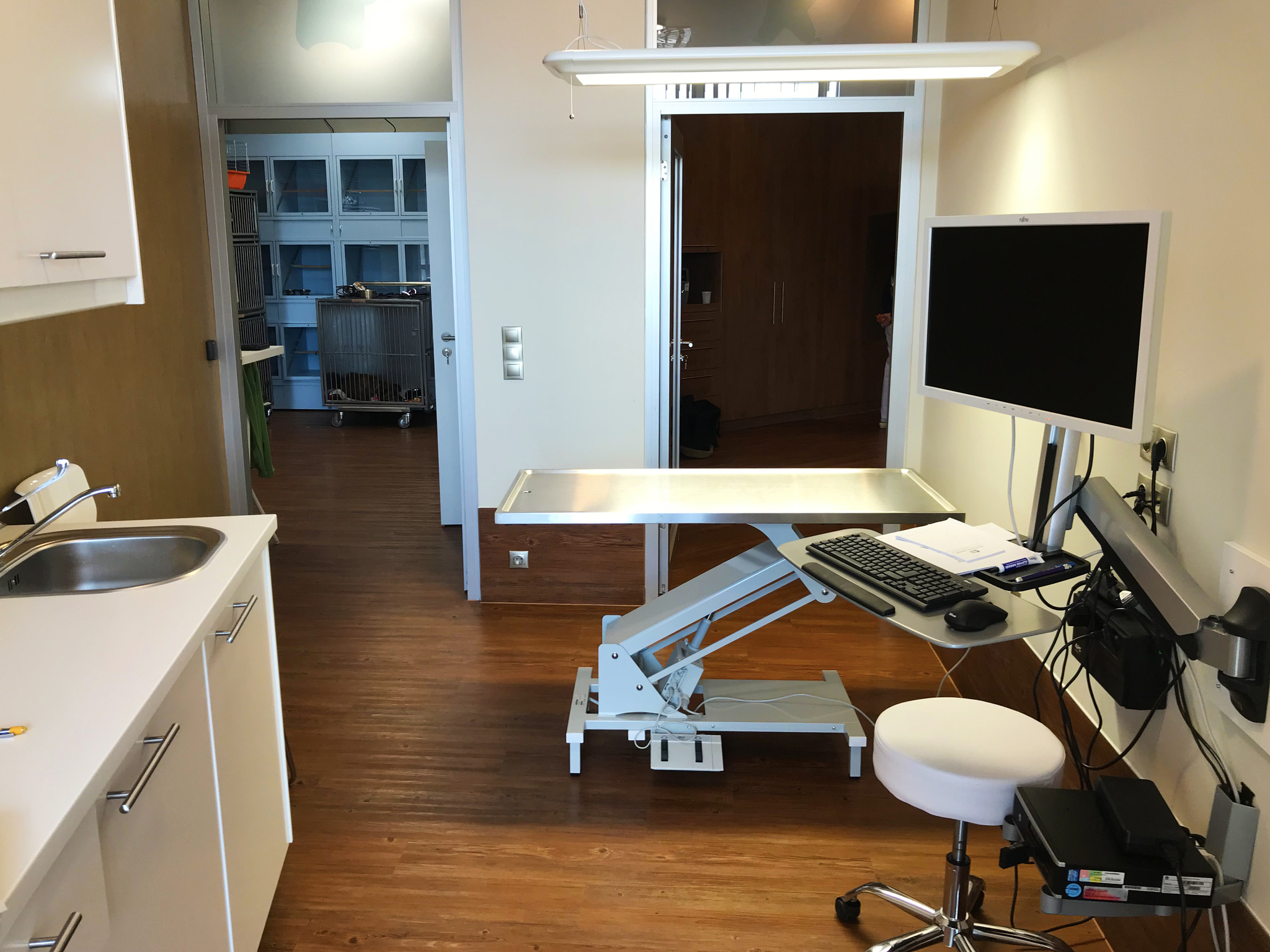 Kiemelt figyelmet kapott kialakításkor a korszerű eszközpark, az állatok elhelyezése, valamint az integrált informatikai rendszer