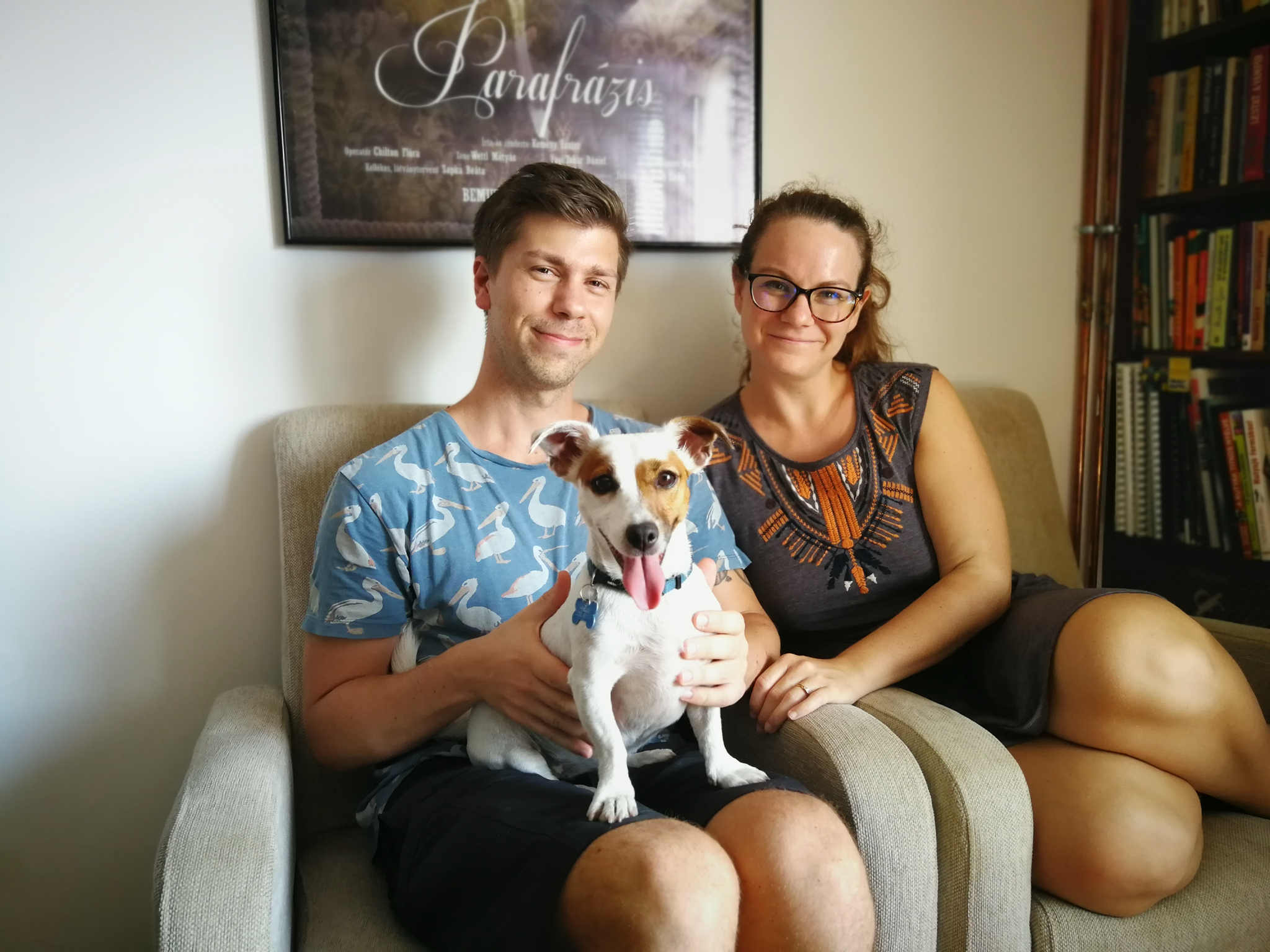 A fiatal pár gyönyörű példája annak, hogyan kell boldog, lelkes kutyust nevelni. Bár minden négylábú ilyen szerencsés lenne!