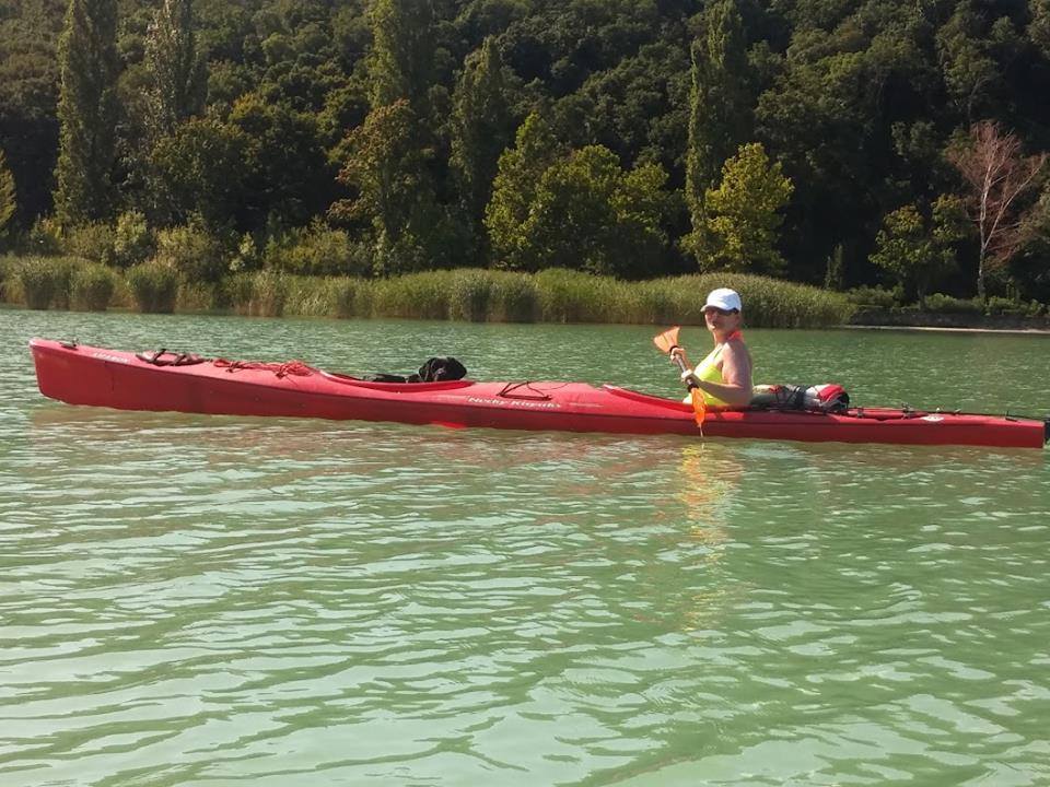 Rendhagyó látvány: kutya a kajakban!