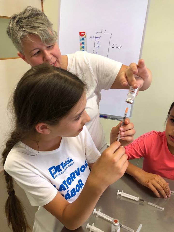 Dr. Mészáros Patrícia segítségével belekóstolhatnak a gyerekek az állatorvosi létbe 