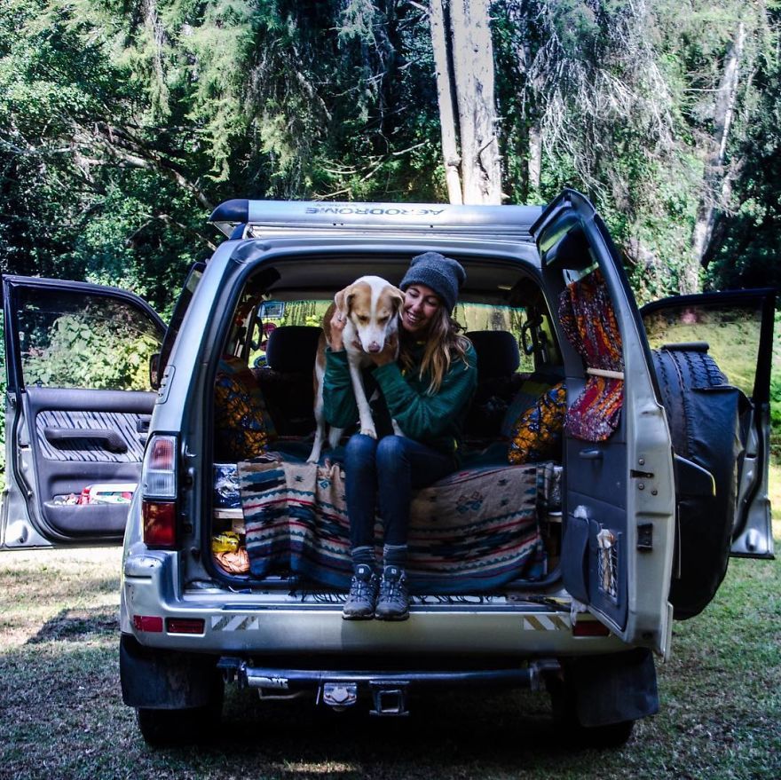 Lakóautóvá alakított terepjáróval utazzák be Afrikát Lakóautóvá alakított terepjáróval utazzák be Afrikát