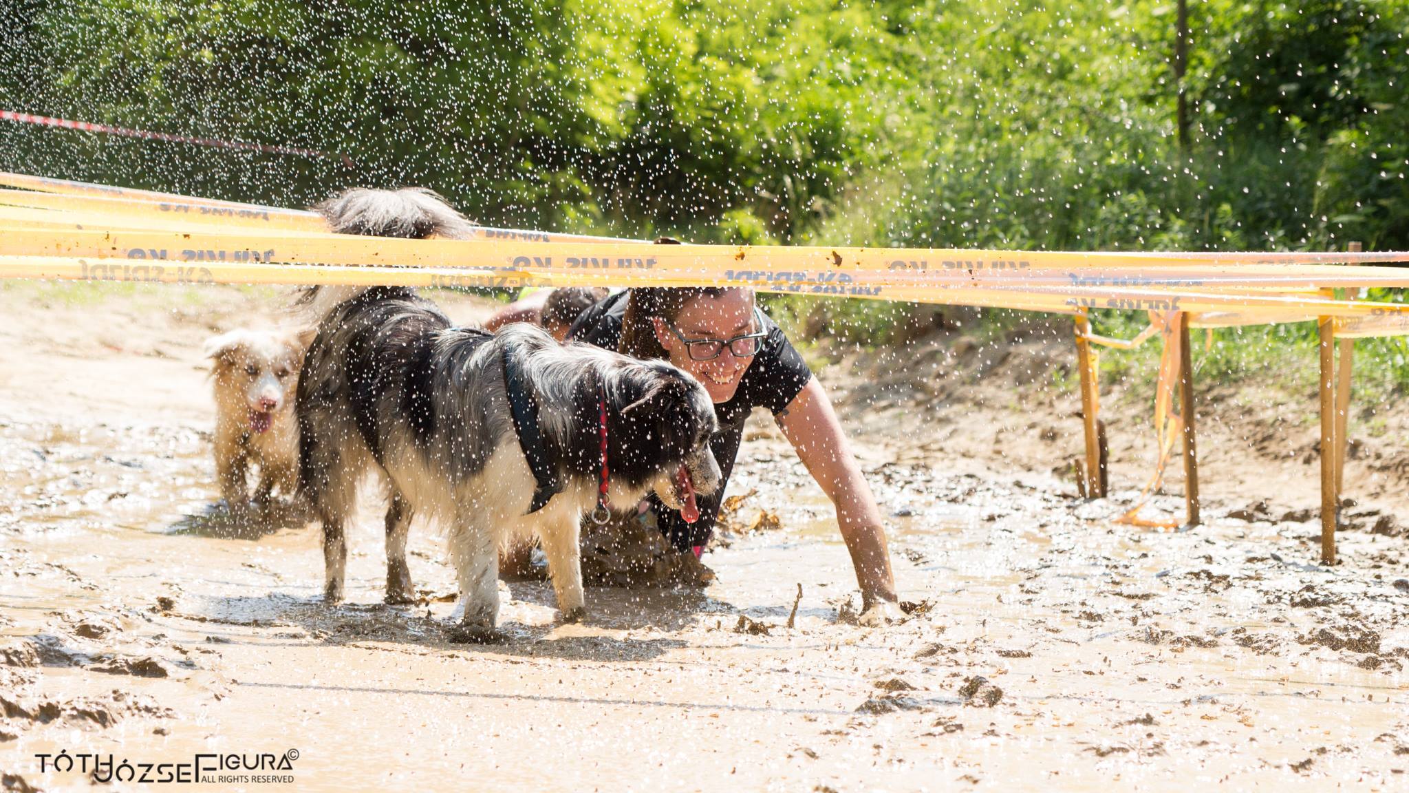 Vízzel és sárral is meg kellett küzdenie a párosoknak
