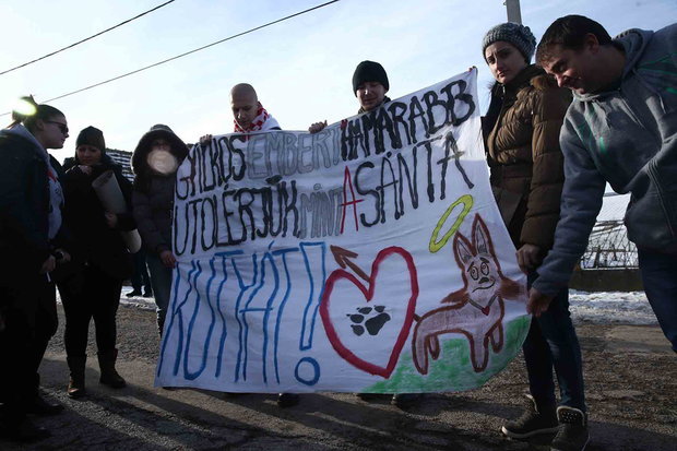 Tüntetők Deteken - transzparensekkel is készültek