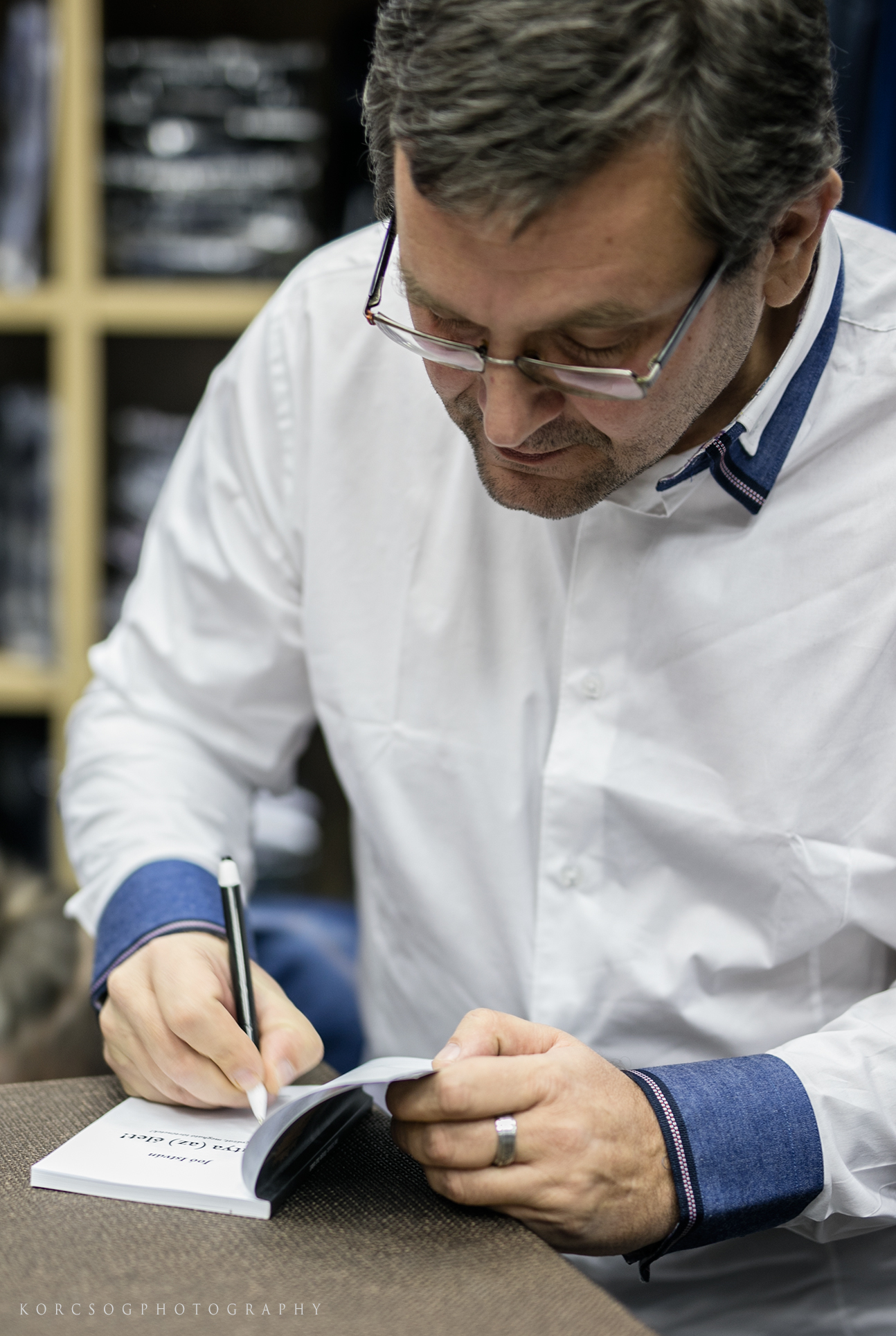 Joó István dedikálás alatt