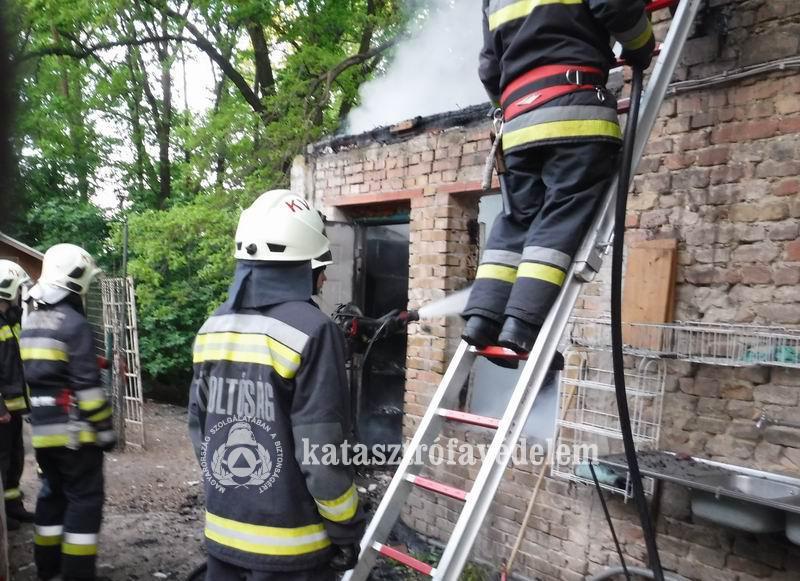 A melléképület teteje is beomlott