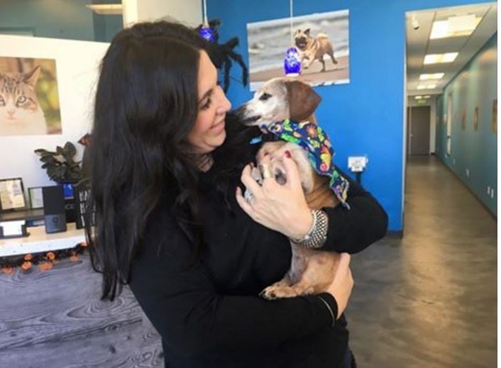 Muneca gazdája karjaiban