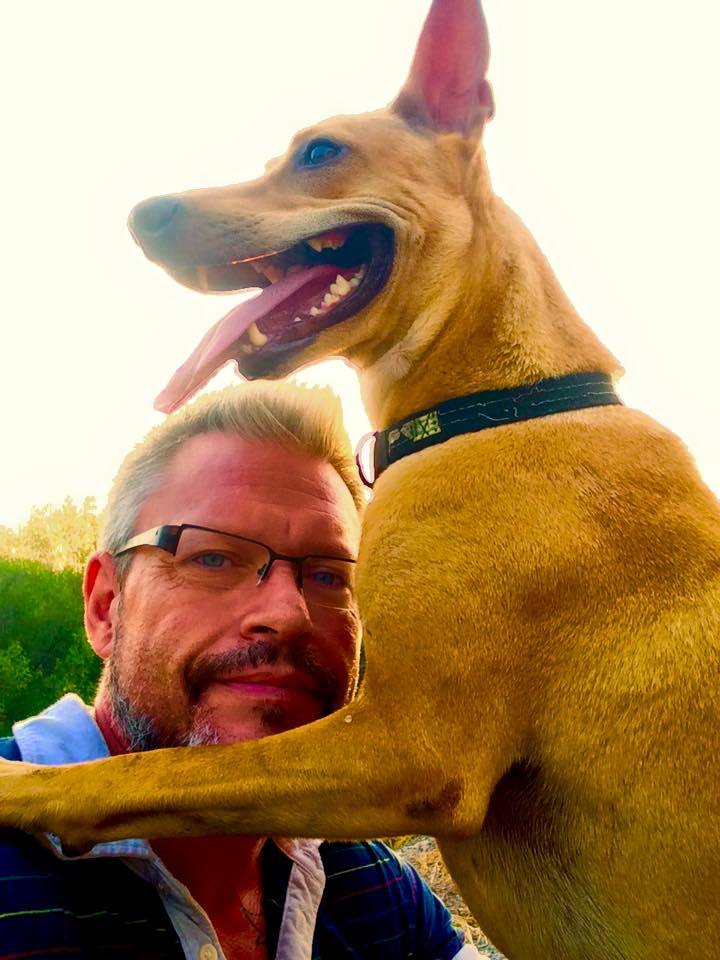 Reggeli ölelés - Michael Baines és thaiföldi mentett kutyáinak egyike, Carrot