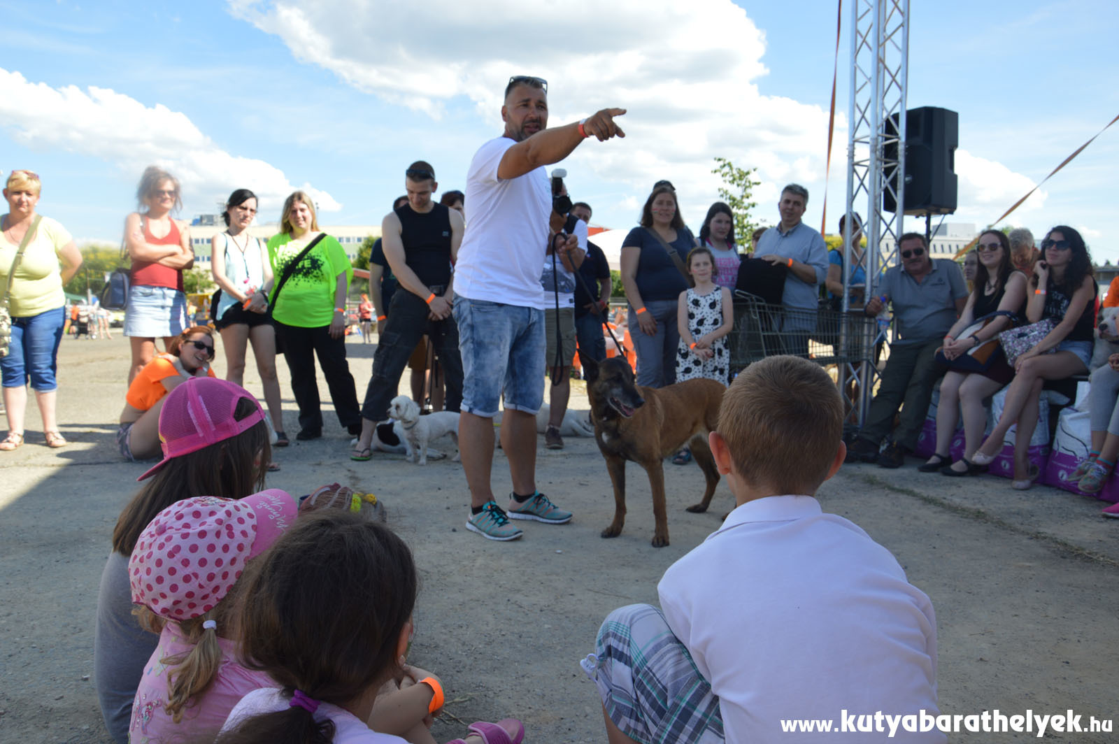 Nyakas Gábor a gyerekeknek is megtanította, hogyan kell a kutyával viselkedni