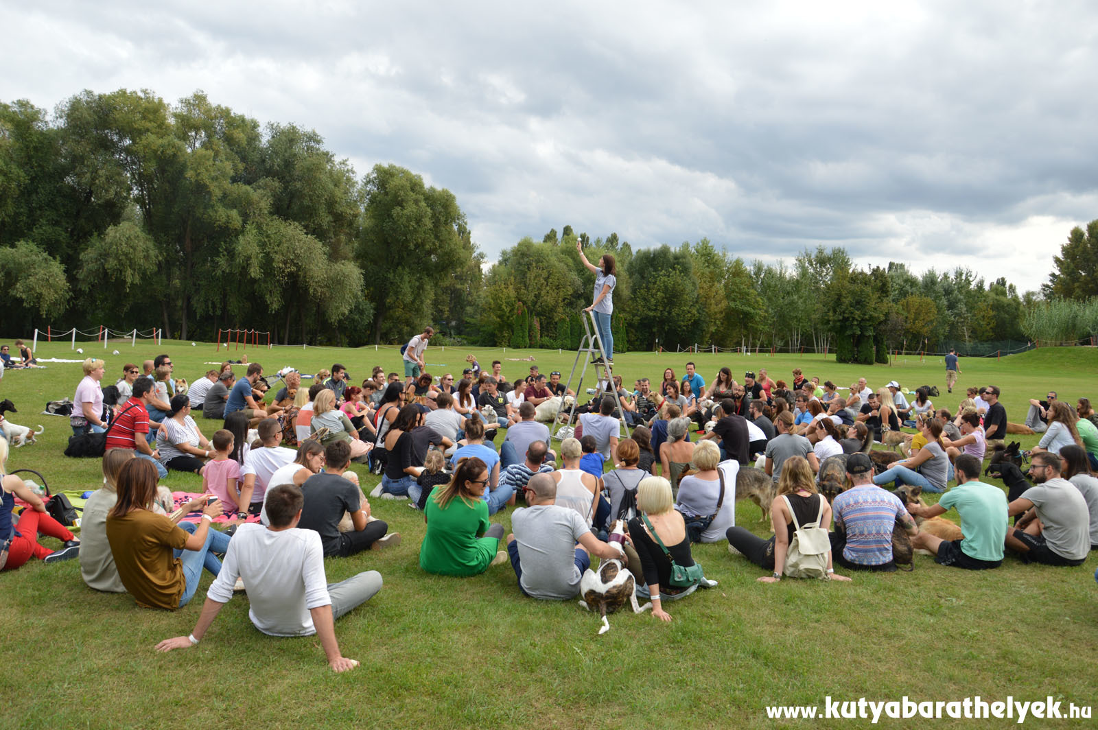 Készül a kutyás körpanoráma-felvétel