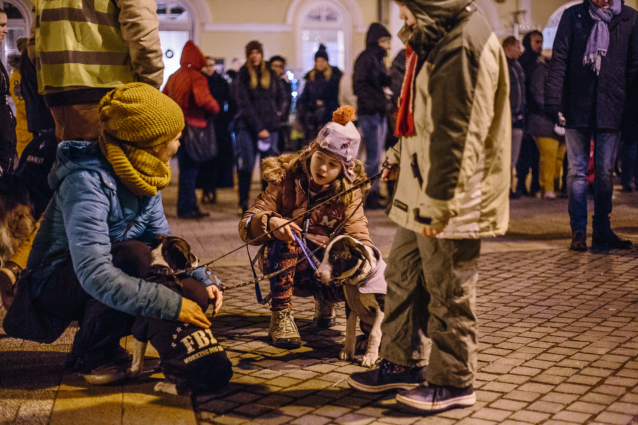 Sokan kutyával érkeztek a gyertyagyújtásra