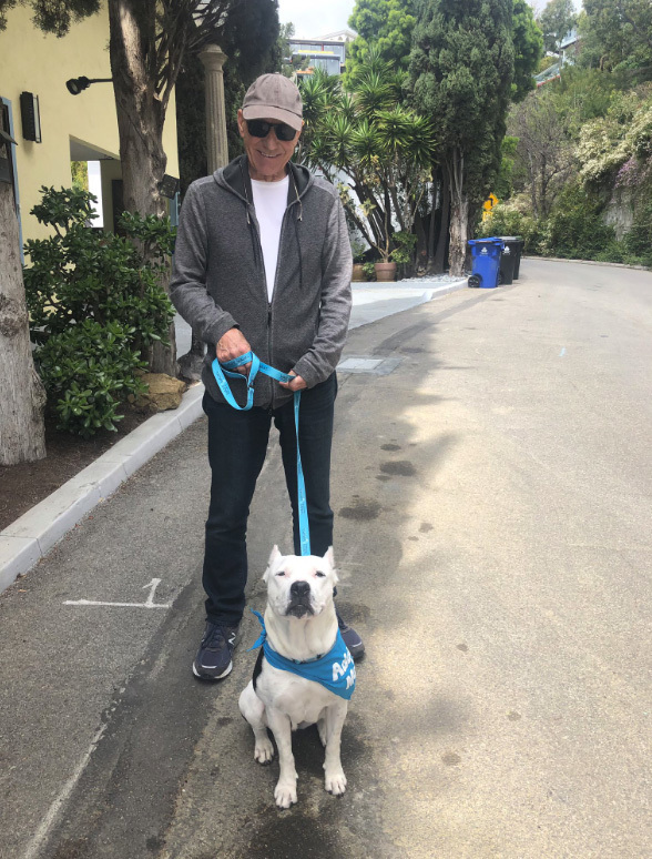 Patrick Stewart és Emma egy közös sétán