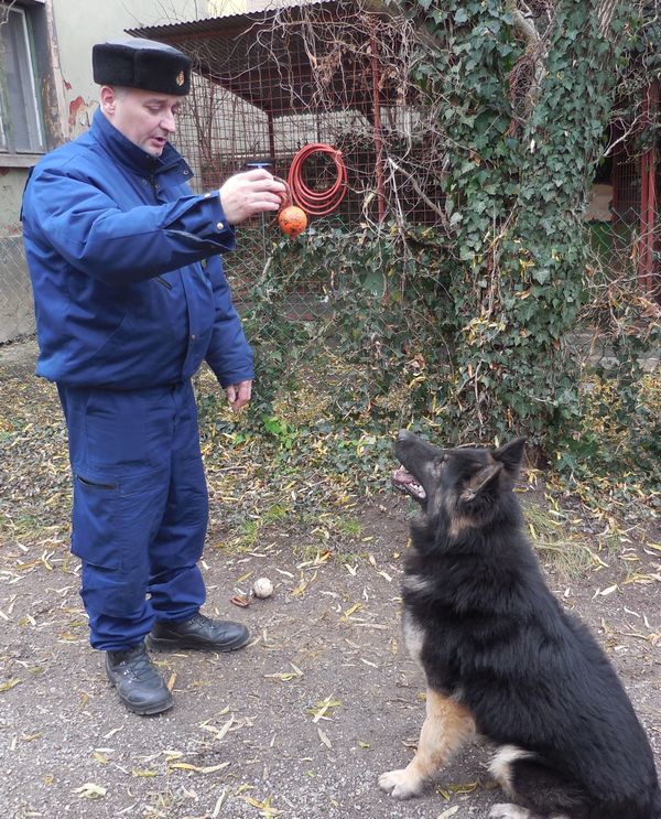 Molnár Zoltán rendőr főtörzszászlós és Astor