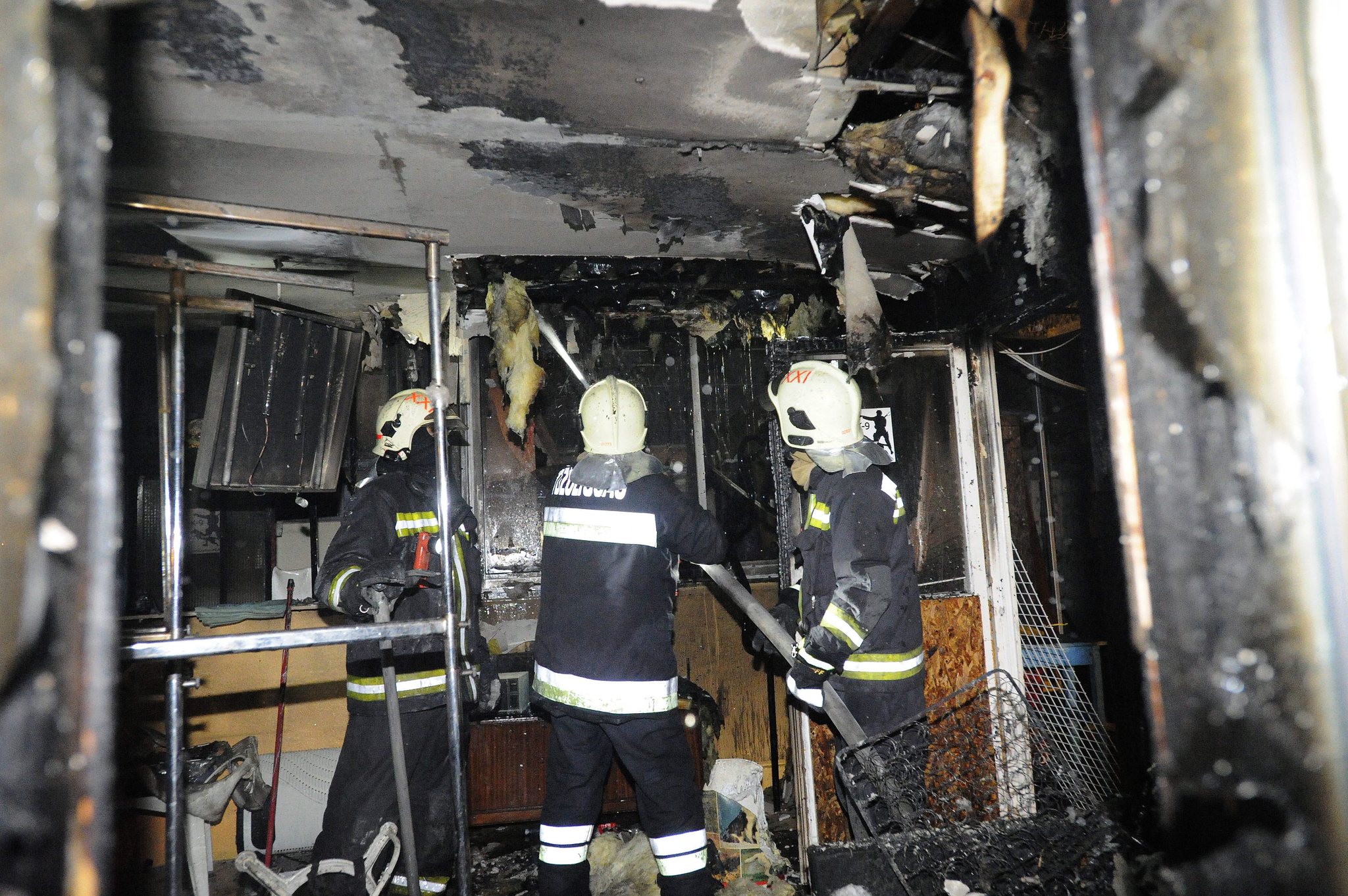 Munkában a tűzoltók. Egy hétvégi házat és a Csepeli Kutyaiskola épületét kellett oltaniuk a hétvégén