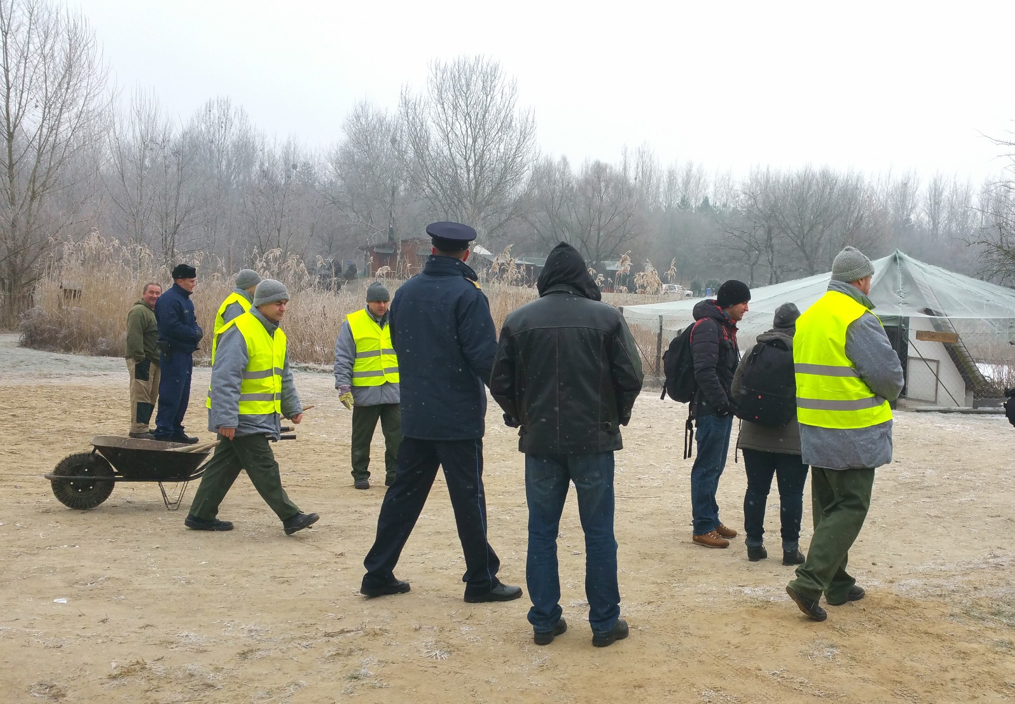 A Budapesti Fegyház és Börtön fogvatartottai munka közben a Rex Kutyaotthon Alapítványnál