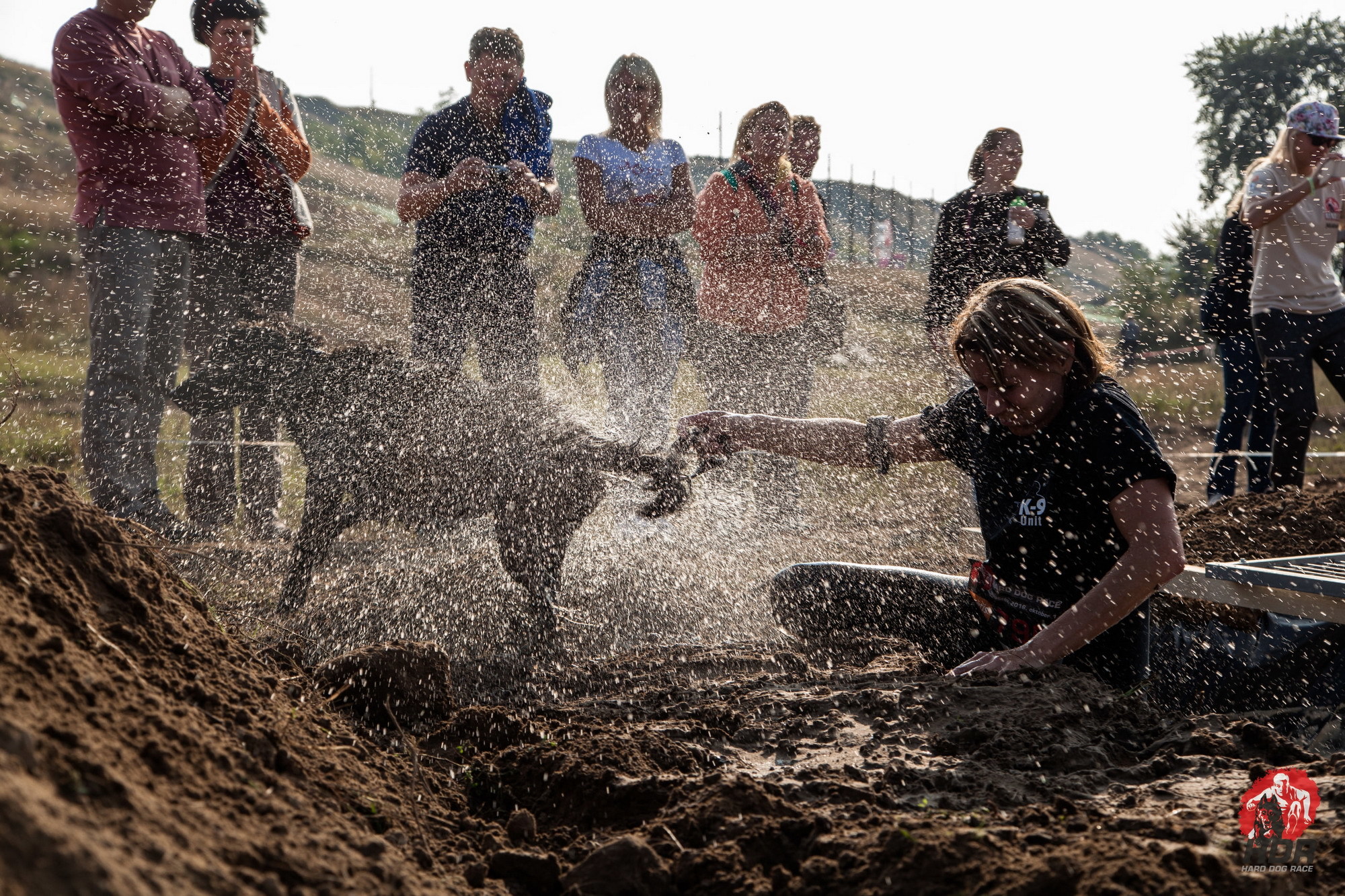 Vizesárkon is át kellett verekednie magukat a gazdiknak és kutyáknak