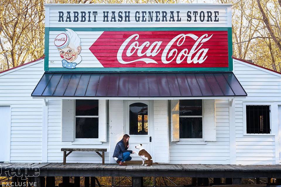 Brynn polgármester mancsot ráz gazdájával a felújítás alatt álló vegyesbolt előtt