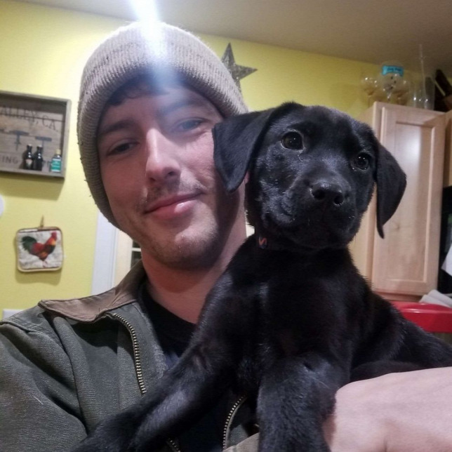 Nick és Emerson jelnyelv használatával kommunikál egymással