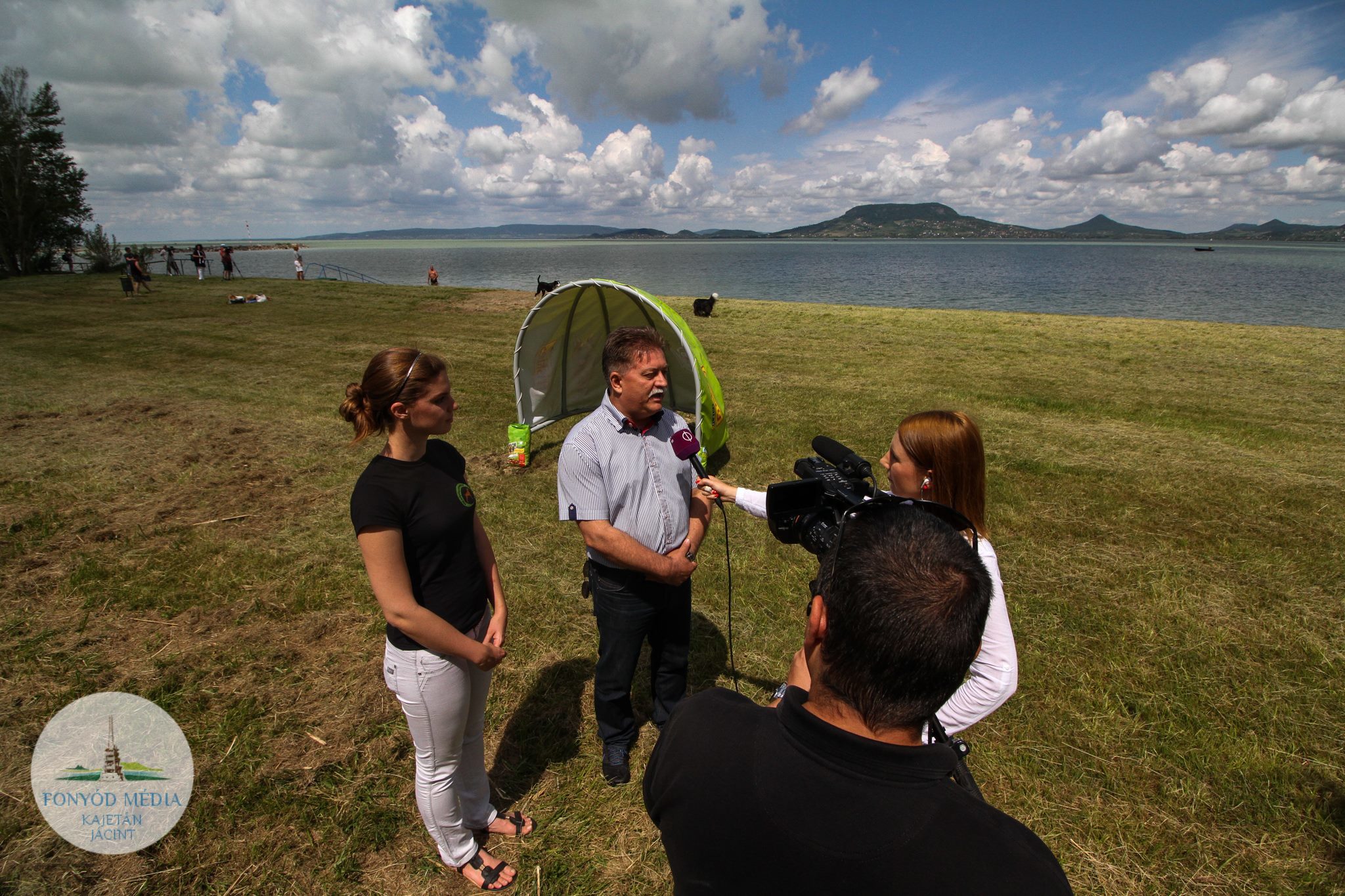 Hidvégi József, Fonyód polgármestere és Schmidt Zsófia, a kutyabarathelyek.hu ügyvezetője