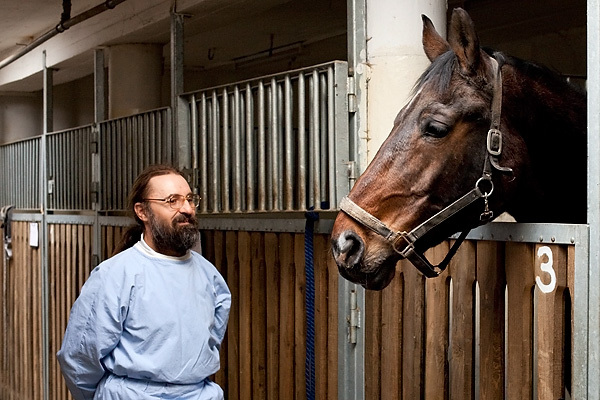 Dr. Túri Árpád a Dunaföldvári Állatkórház vezető főorvosa, általános állatorvos, kisállat specialista klinikus szakállatorvos, lógyógyász specialista klinikus szakállatorvos valamint vadgazda szakmérnök