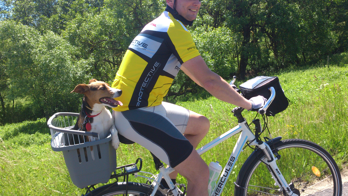 Az első bringatúrán Roxy kutya még kosárban utazott