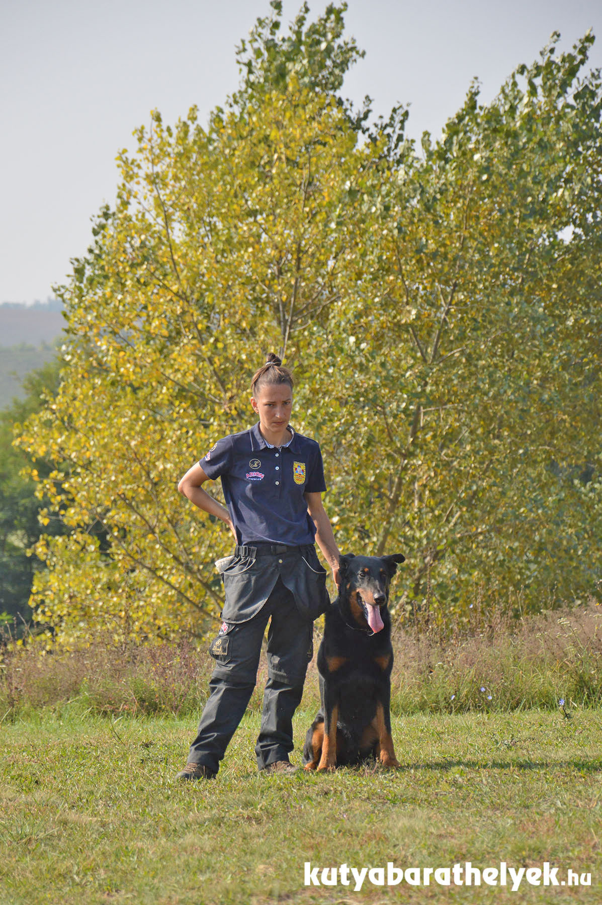 Mentőkutyás bemutatón is ámulhattunk: a képen a 22. Mentőkutya Világbajnokságon is sikeresen teljesítő Kröpfl Erzsébet és Gamin