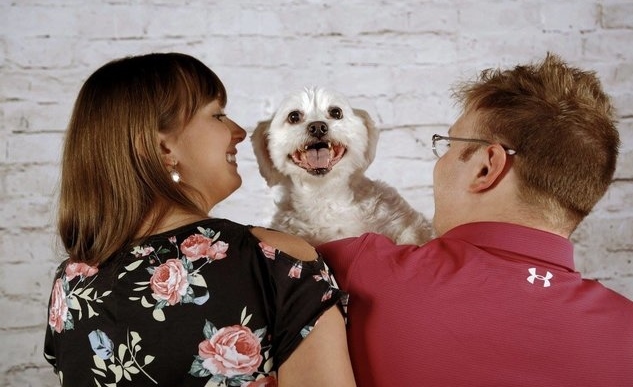 Babafotózás kutyával - A kiskutya a szemük fénye