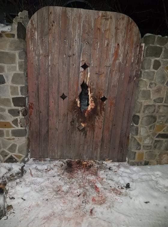 Ezen a kapun próbált meg bejutni a kutya. Egyszerűen szét akarta marcangolni a deszkákat