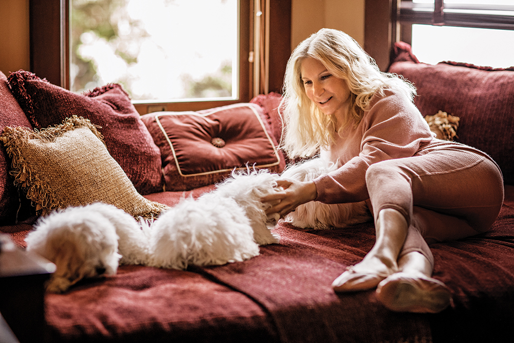 Barbra Streisand és két klónozott kutyusa