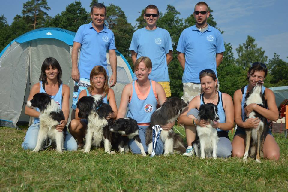 Az Európa-bajnoki címet szerzett soproni WindDogs csapat. Álló sor: Réczeg Zoltán, Seszták Norbert, Horváth László; az alsó sorban Bazsó Rita – Zafír, Latszay Rita – Kópé, Hanzséros Mária – Eryn és Zora, Kéri Márta – Diké, Terék Anita – Arn.