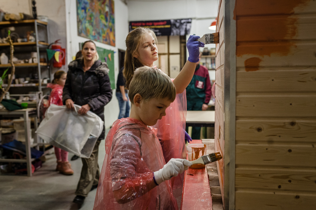 Az állatbarátok a kutyaházak kicsinosításában is segítettek