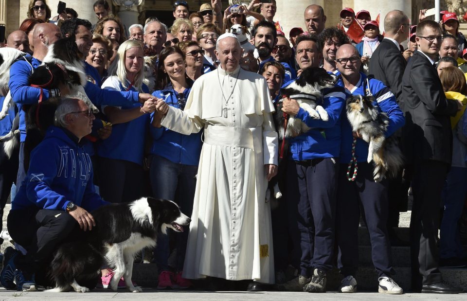 Ferenc pápa és a kutyás sportoló csapat