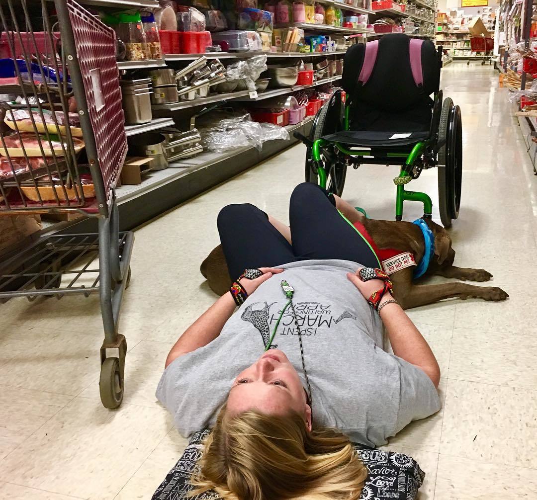 A fiatal nőnél bármikor bekövetkezhet a roham, segítőkutyája végig mellette van