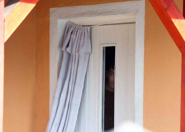 Vajon az elkövető figyelte a házból az eseményeket?