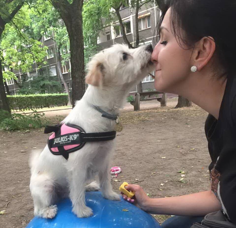 Felhőcske szeret puszit adni a fitness-labda tetejéről.