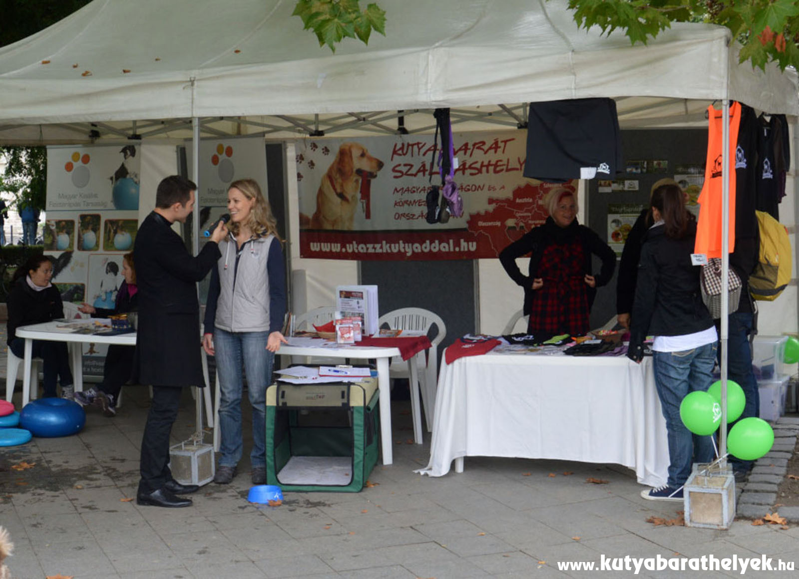 Hosszú Noémi és az utazzkutyaddal.hu standja