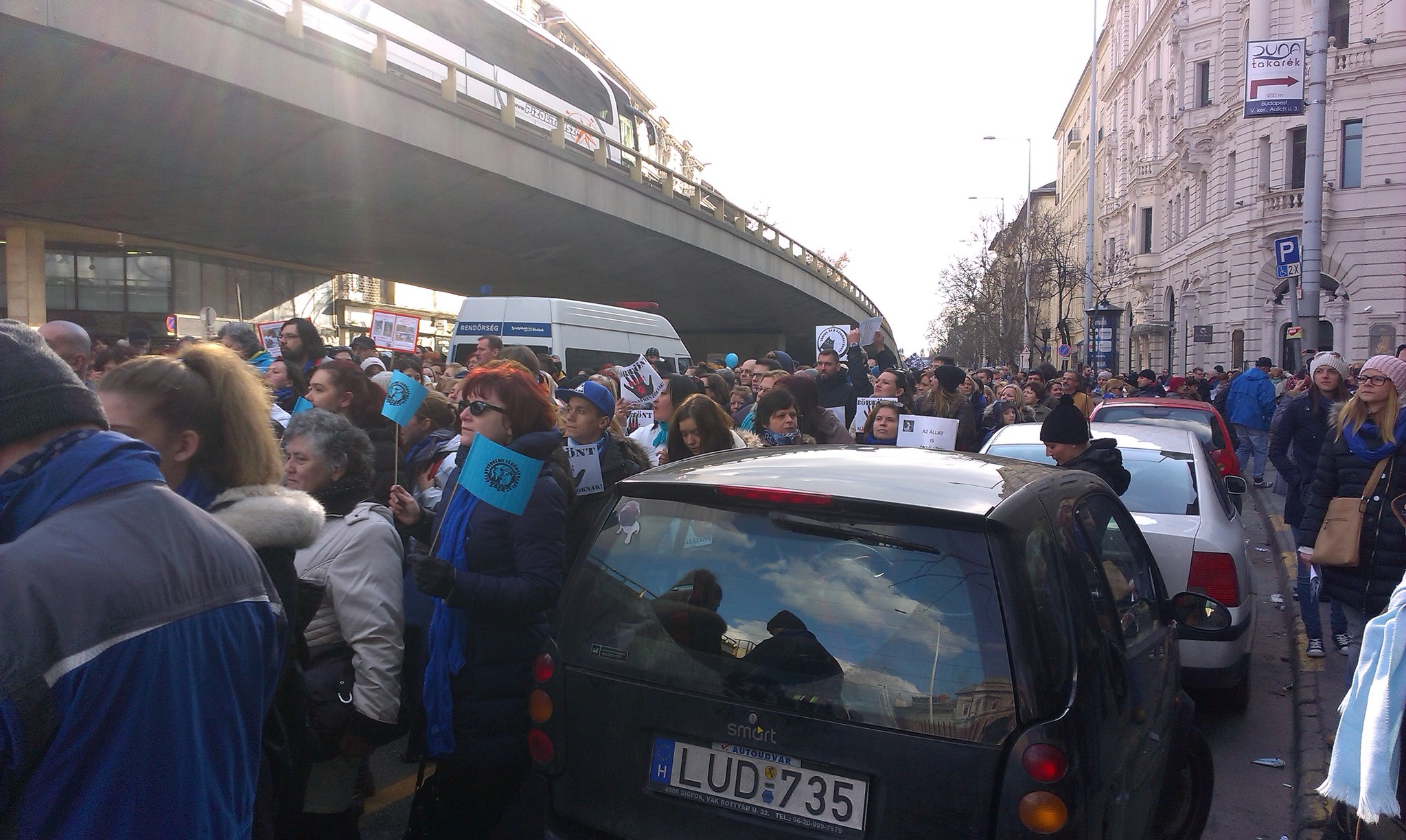 Indul a tömeg a Kossuth térre