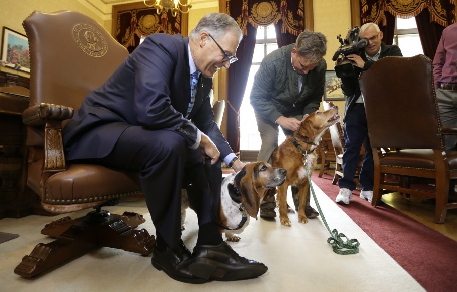 Phoebe és Tillie a ceremónia ideje alatt Jay Inslee kormányzó mellett ült