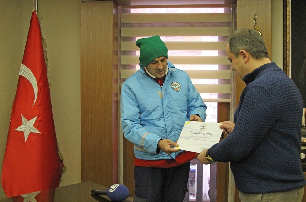 A kutya megsegítőjét a város önkormányzata is elismerte, díjazta