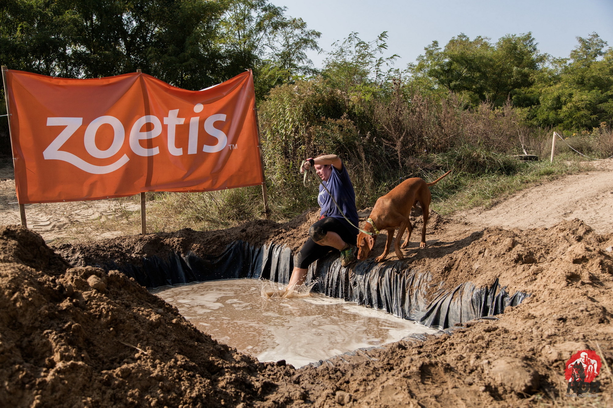 Kutya és gazdi is sáros lett a versenyen