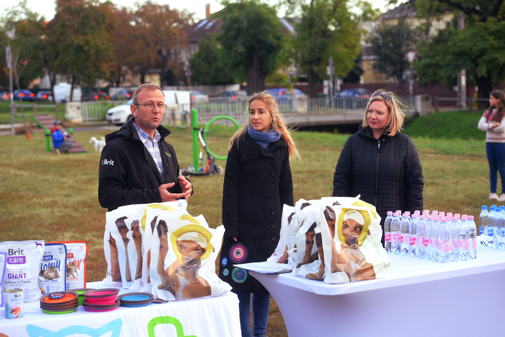 A felújított futtatót Gál-Pál Sándor, a Brit Petfood képviselője és Szabó Rebeka, Zugló alpolgármestere adta át