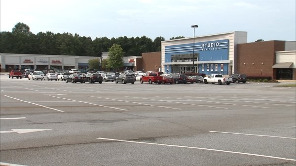 A mozi előtti parkoló