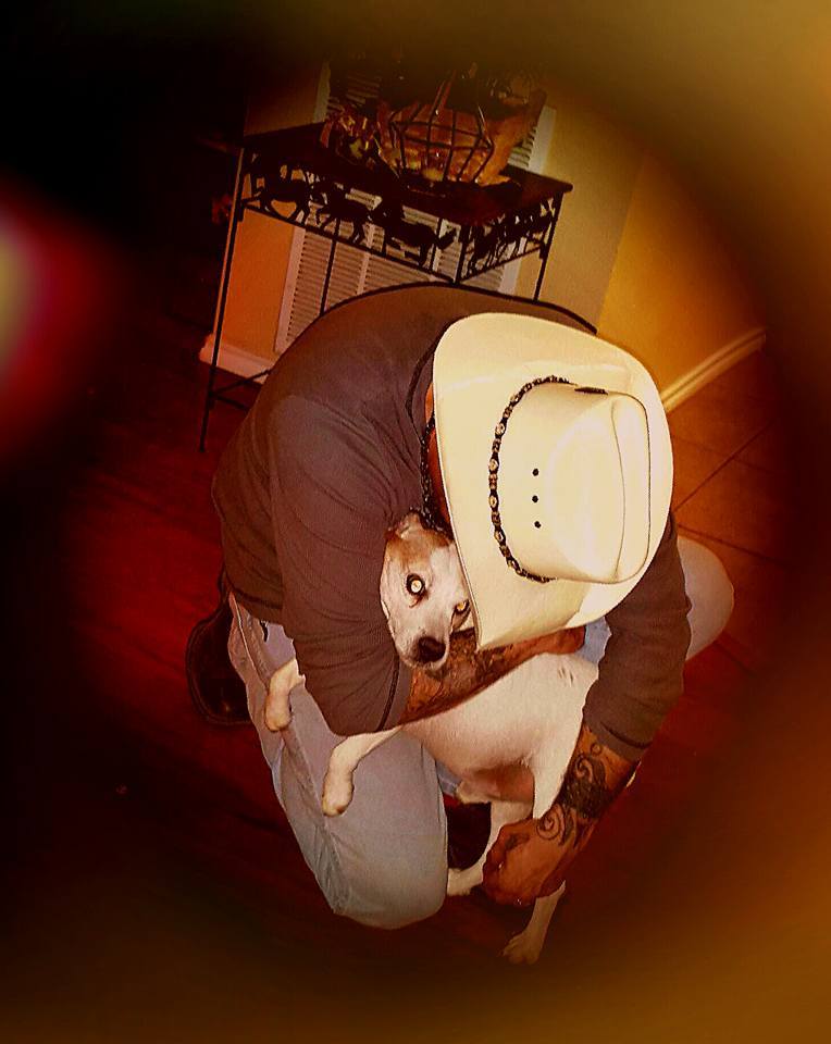 Brandon Turnbow és Mr. Davidson, a szerencsés mentett kutya