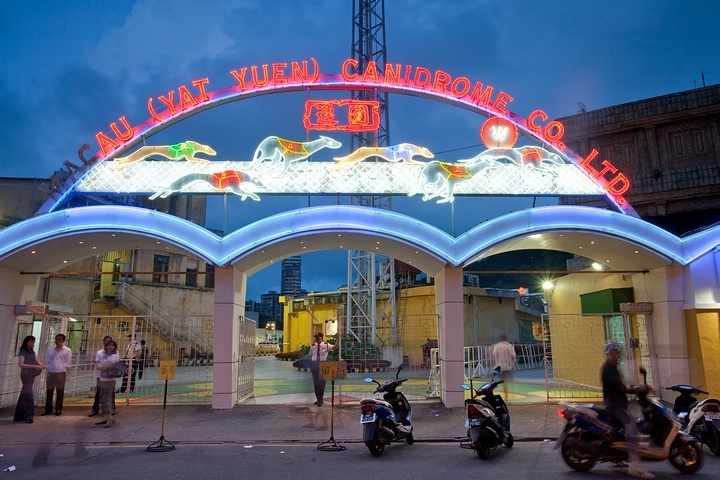 A kutyák haláltábora, a hírhedt Canidrome versenypálya (Makaó)