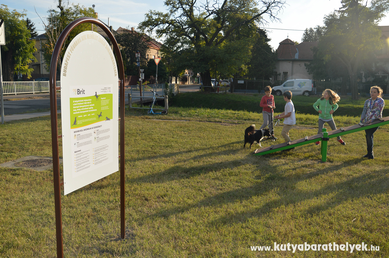 Információs tábla is elhelyezésre került az új kutyafuttatón
