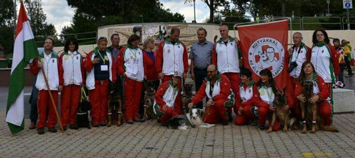 A 2016-os mentőkutya világbajnokságon megméretettet magyar csapat tagjai és az őket segítő csapattársak.